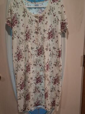 Floral Short-Sleeve Nightgown Chemise in Cream and Rose